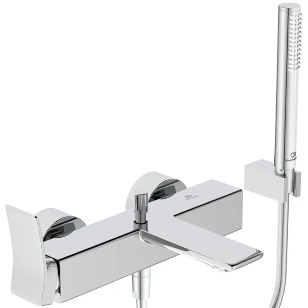 Chromfarbene Badearmatur von Ideal Standard mit integriertem Handbrause und Wandhalter sowie einem flexiblen Brauseschlauch. Funktionales Design für moderne Badezimmer.